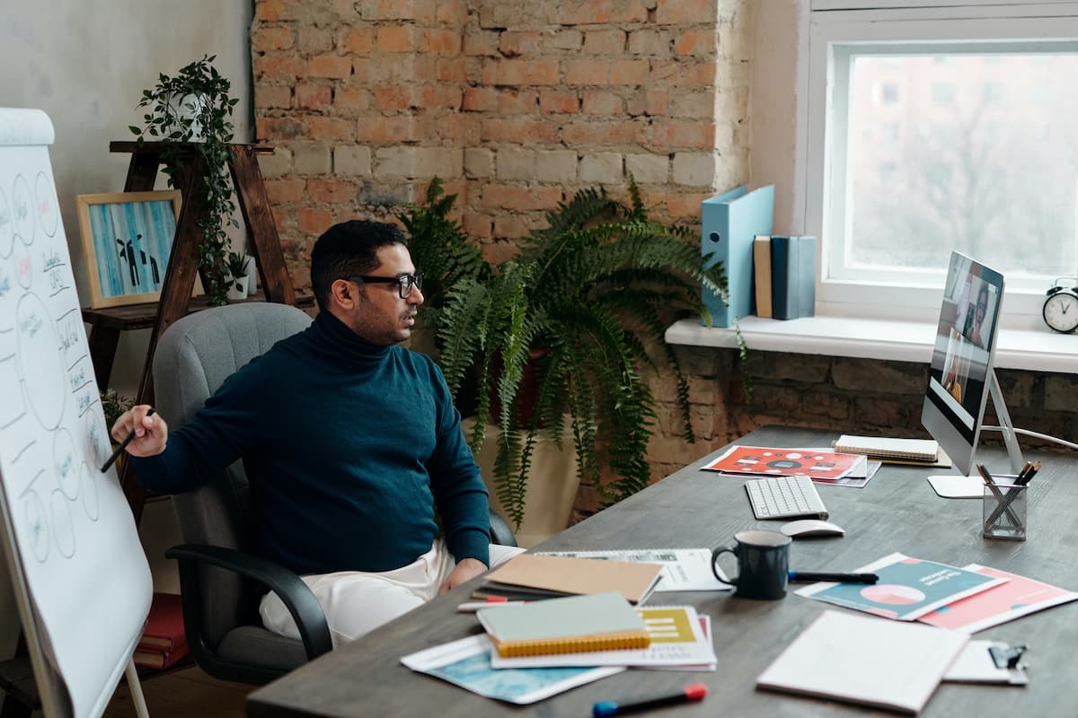 Business owner working with a Cultivate Advisor